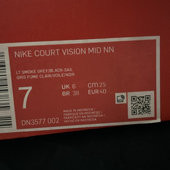 i am selling nike shoes i would love for someone to take them off of me. - Picture 3 of 3